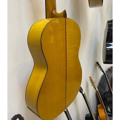 گیتار کلاسیک دست ساز آرتین کریمی در حد آکبند